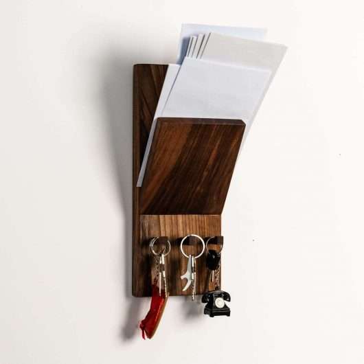 držač za ključeve sa tri kukice, manjih dimenzija i mestom za poštu