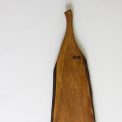 Daska za serviranje predjela sa ručkom i prirodnom ivicom napravljena od oraha 636 na slici je predstavljena gornji deo daske ručka sa logoom
