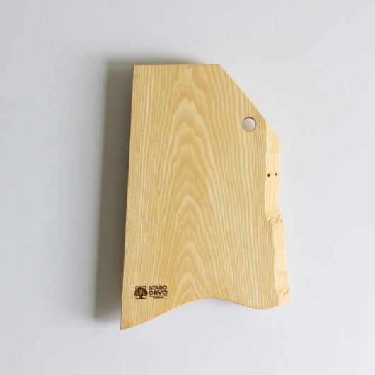 Daska za sečenje i serviranje Moai izrađena od svetlog jasenovog drveta