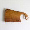 Ručno rađena drvena daska za rezanje od parenog oraha sa elegantno zakrivljenom ručkom i rupom za kačenje.