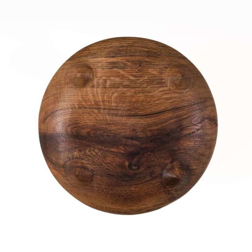 Drveni tanjir za posluženje napravljen iz celog komada drveta. Izradjen od hrasta, rustičan i sa nogicama. Slikan od dole.