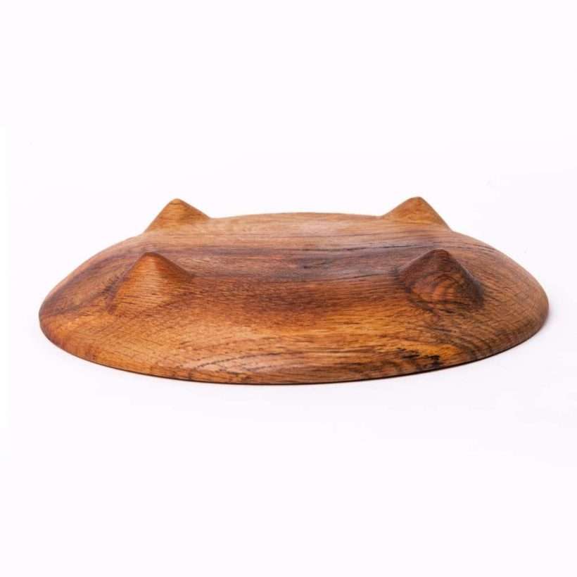 Drveni tanjir za posluženje napravljen iz celog komada drveta. Izradjen od hrasta, rustičan i sa nogicama.